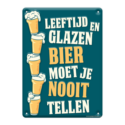 Metalen Bord Leeftjd En Glazen Bier