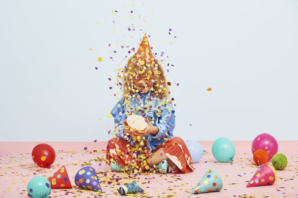 Gekleurde Feesthoedjes Stippen XL 16cm 6st van Partydeco koop je bij Partywinkel