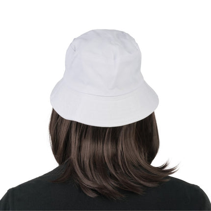 Lorenzo – Donkerbruine Haarpruik met Witte Bucket Hat