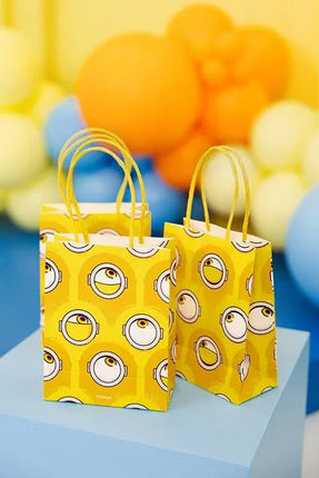 Papieren cadeauzakjes Minions, 12x15,5x6 cm, geel van Partydeco koop je bij Partywinkel
