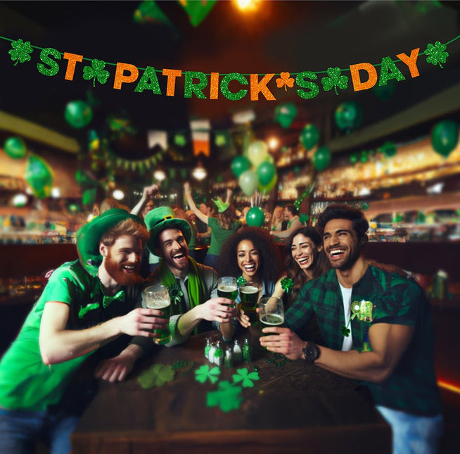 IZoeL St Patrick's Day Decoratieset – Complete Party Kit Met Vlag, Bunting, Klaver Banner, Photo Props, Ballonnen & Confetti – Binnen & Buiten